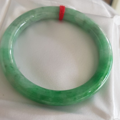 Vòng Cẩm Thạch tự nhiên mới Đậu Lý Sao 53mm x chột 8mm cao cấp sịn bóng đẹp màu xanh đậu lý tươi sáng bông trắng xanh nhẹ đẹp bóng nữ 52kg - 60kg đeo rất đẹp sang tay món quà tặng Mẹ , tặng vợ người phụ nữ yêu quý may mắn ý nghĩa ạ
