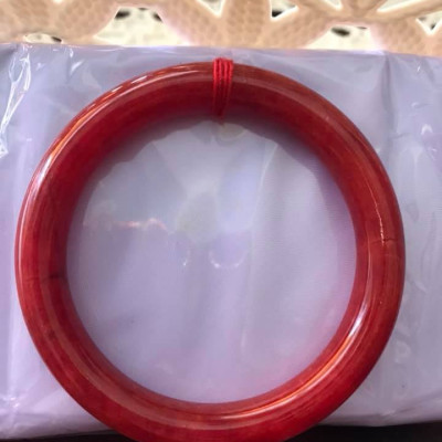 CHIẾC VÒNG TAY PHONG THỦY ĐÁ CẨM THẠCH CỒ ĐỎ CỌNG TO SIZE 56MM X DẦY 9MM MÀU ĐỎ ĐẬM ĐẸP NAM NỮ MỆNH HỎA THỔ 56kg đến 68kg Ạ