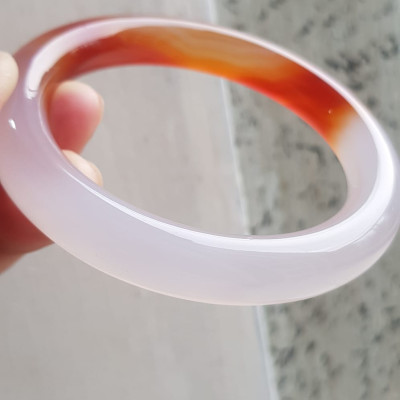 Vòng tay đá mã não Đỏ đậm Trắng Ni 56mm x cọng to 10mm Màu đỏ đậm trắng bóng 1 bên đẹp ạ Nữ 55kg - 63kg đeo xinh tay đẹp ạ