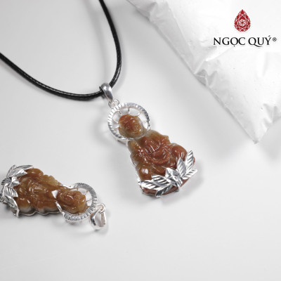 Mặt dây chuyền cẩm thạch huyết phật bà bọc bạc mệnh hỏa, mệnh thổ - Ngọc Quý Gemstones