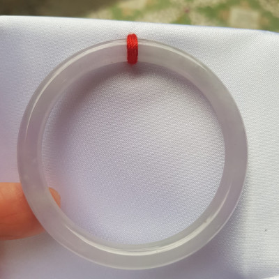 Vòng cẩm thạch Trắng Tím A 48mm x cọng mỏng nhỏ 6mm  Màu trắng tím nhẹ 2 bên  Nữ mệnh kim thủy tay nhỏ 35kg - 48kg đeo ạ