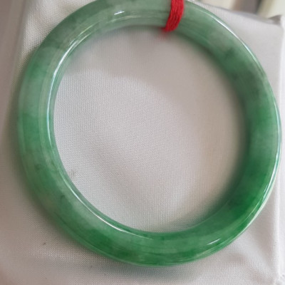 Vòng Cẩm Thạch tự nhiên mới Đậu Lý Sao 53mm x chột 8mm cao cấp sịn bóng đẹp màu xanh đậu lý tươi sáng bông trắng xanh nhẹ đẹp bóng nữ 52kg - 60kg đeo rất đẹp sang tay món quà tặng Mẹ , tặng vợ người phụ nữ yêu quý may mắn ý nghĩa ạ