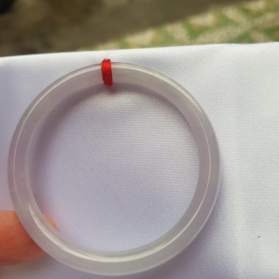 Vòng cẩm thạch Trắng Tím A 48mm x cọng mỏng nhỏ 6mm  Màu trắng tím nhẹ 2 bên  Nữ mệnh kim thủy tay nhỏ 35kg - 48kg đeo ạ