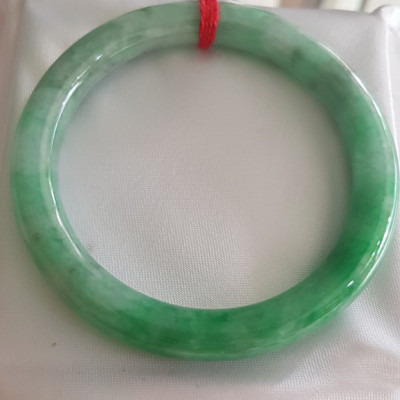 Vòng Cẩm Thạch tự nhiên mới Đậu Lý Sao 53mm x chột 8mm cao cấp sịn bóng đẹp màu xanh đậu lý tươi sáng bông trắng xanh nhẹ đẹp bóng nữ 52kg - 60kg đeo rất đẹp sang tay món quà tặng Mẹ , tặng vợ người phụ nữ yêu quý may mắn ý nghĩa ạ