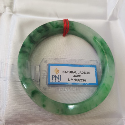 Vòng Tay Đá Ngọc Cẩm Thạch tự nhiên Bản Vuông 50mm   Vòng đã kiểm định có giấy chứng nhận P No 166234 Natural Jadeite  Nữ cân nặng 50kg - 55kg đeo Sang Tay Đẹp lắm luôn ạ