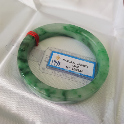 Vòng Tay Đá Ngọc Cẩm Thạch tự nhiên Bản Vuông 50mm   Vòng đã kiểm định có giấy chứng nhận P No 166234 Natural Jadeite  Nữ cân nặng 50kg - 55kg đeo Sang Tay Đẹp lắm luôn ạ