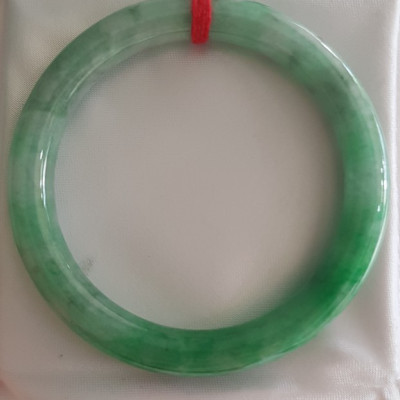 Vòng Cẩm Thạch tự nhiên mới Đậu Lý Sao 53mm x chột 8mm cao cấp sịn bóng đẹp màu xanh đậu lý tươi sáng bông trắng xanh nhẹ đẹp bóng nữ 52kg - 60kg đeo rất đẹp sang tay món quà tặng Mẹ , tặng vợ người phụ nữ yêu quý may mắn ý nghĩa ạ