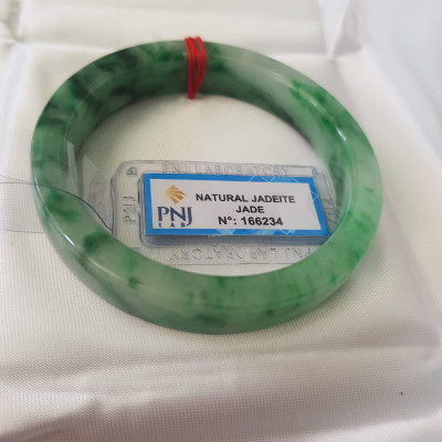 Vòng Tay Đá Ngọc Cẩm Thạch tự nhiên Bản Vuông 50mm   Vòng đã kiểm định có giấy chứng nhận P No 166234 Natural Jadeite  Nữ cân nặng 50kg - 55kg đeo Sang Tay Đẹp lắm luôn ạ