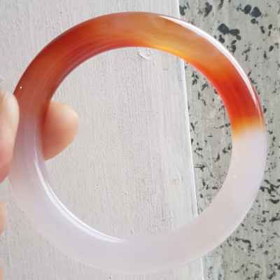 Vòng tay đá mã não Đỏ đậm Trắng Ni 56mm x cọng to 10mm Màu đỏ đậm trắng bóng 1 bên đẹp ạ Nữ 55kg - 63kg đeo xinh tay đẹp ạ