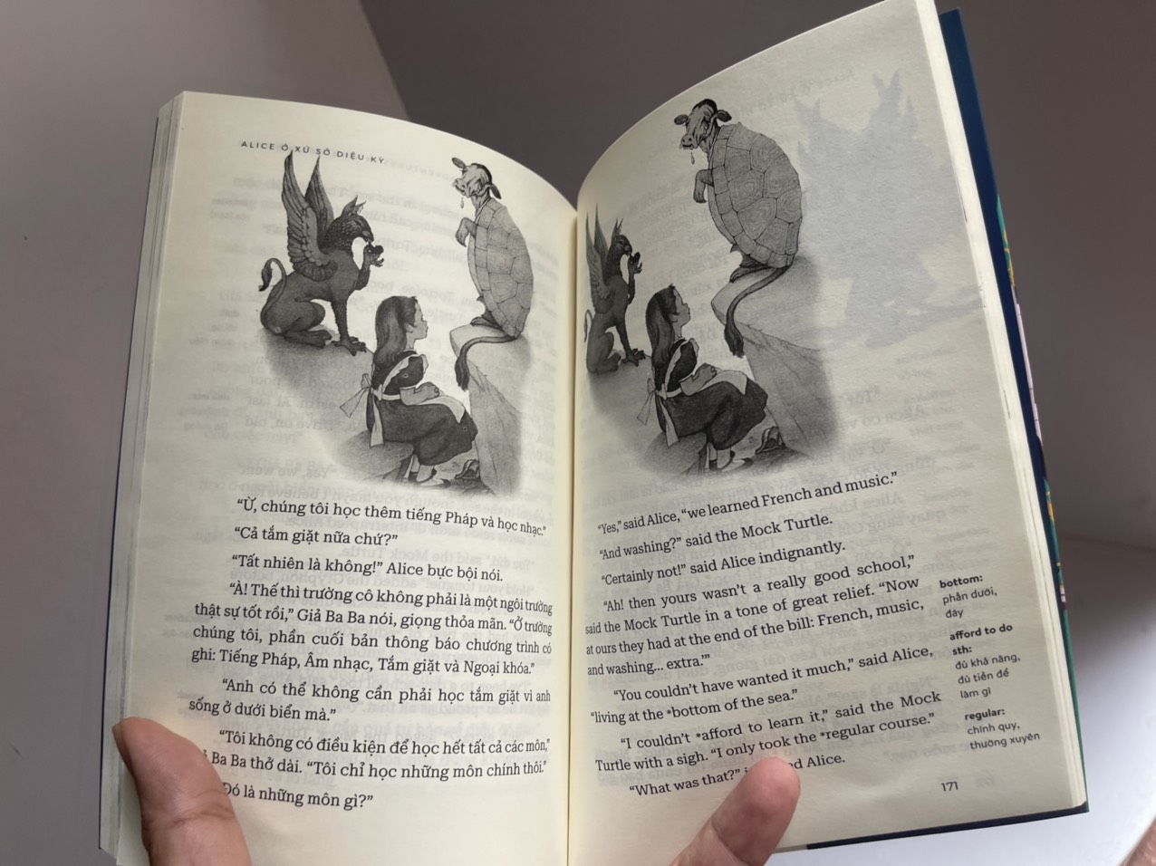 (Sách song ngữ Việt-Anh) ALICE Ở XỨ SỞ DIỆU KỲ- Lewis Carroll- Nguyễn Thúy Loan dịch - Hà Giang -NXB Văn Học