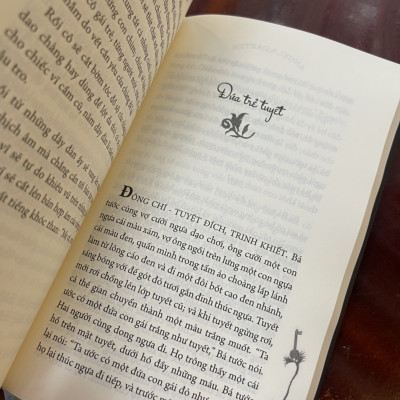 [Giải Cheltenham năm 1979] CĂN PHÒNG MÁU – Angela Carter – Nam Yên dịch – NXB Phụ Nữ Việt Nam (bìa mềm)
