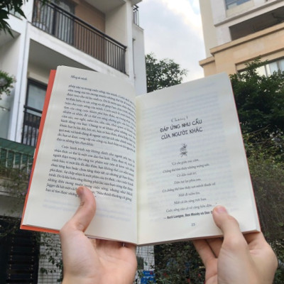 Sách: Sống Vì Mình - Viết Lại Quy Luật Về Phẩm Giá Và Trách Nhiệm Với Hạnh Phúc Của Bản Thân