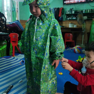 Áo mưa bít trẻ em từ 1 - 4 tuổi , vải dù chống thấm , họa tiết hoạt hình cute , kèm túi đựng xinh xắn , giao màu ngẫu nhiên
