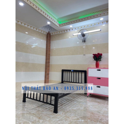 Giường sắt mỹ nghệ vuông 1mx2m giá xưởng