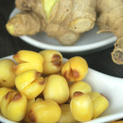 Combo Sen Sấy Gừng Mật Ong Hải Long (230g) + Hạt Điều Rang Muối Tách Vỏ Lụa Hải Long (250g)